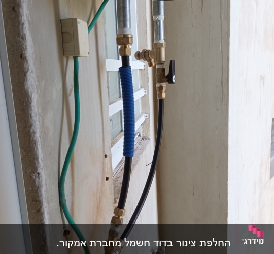 צינורות ומחברים של דוד שמש על קיר חיצוני